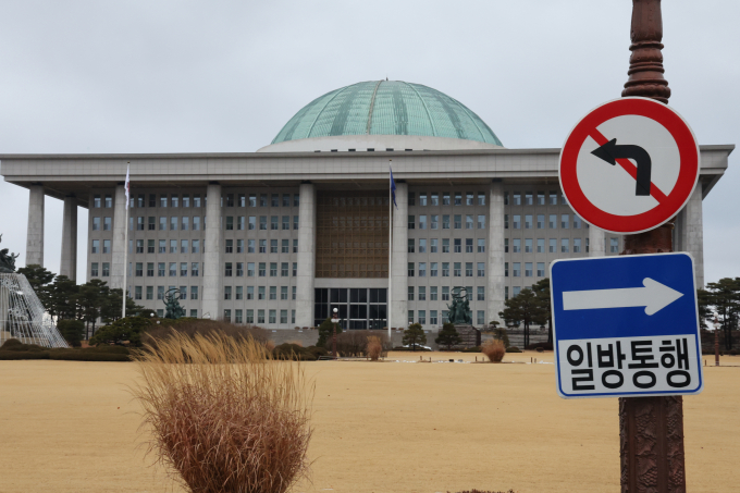 뉴스1에 따르면 2일 오후 5시50분쯤 장일 국민의힘 서울 노원을 당협위원장이 시너로 추정되는 액체를 뿌리고 경찰과 15분간 대치하다 분신을 시도했다. 경찰이 곧바로 소화한 결과 건강에 이상은 없는 상태다./사진=뉴스1