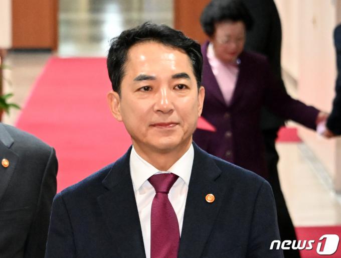 박민식 전 국가보훈부 장관이 오전 서울 종로구 세종대로 정부서울청사에서 열린 임시 국무회의에 참석하고 있다. 2023.12.1/뉴스1 ⓒ News1 김명섭 기자