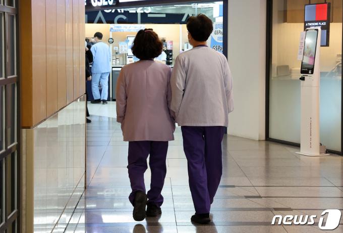 [사진] '발걸음 옮기는 의료진'