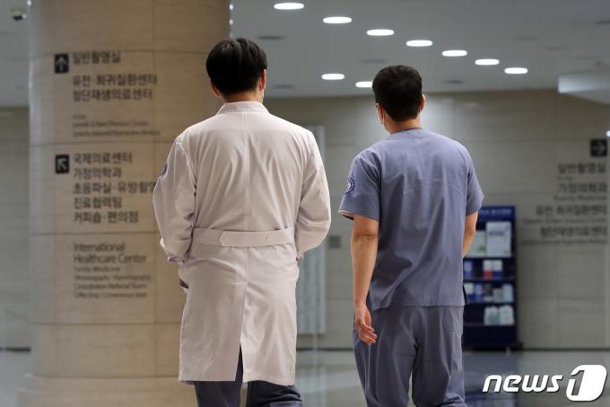 정부가 의대 정원 확대에 반발하며 의료 현장을 떠난 전공의들에게 제시한 복귀 시한 마지막 날인 29일 오후 대구의 한 대학병원에서 의료진이 발걸음을 옮기고 있다. 2024.2.29/뉴스1 ⓒ News1 공정식 기자