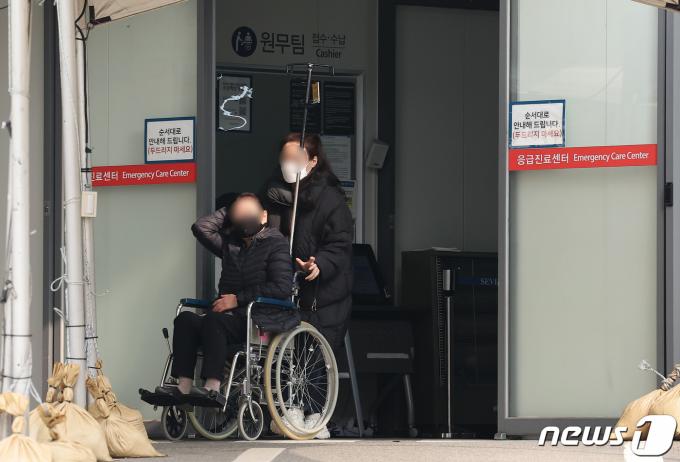 [사진] '응급진료센터 나오는 환자와 보호자'