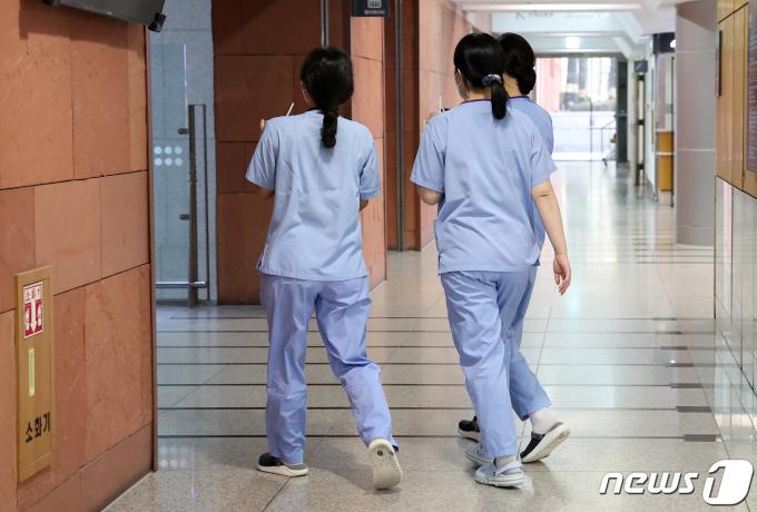 [사진] '전국 의사 총궐기 대회'에 남은 의료진들만 비상