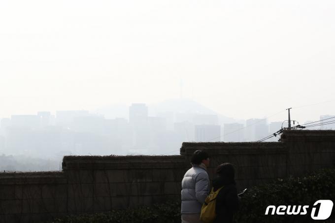 [사진] 추위 풀리고 찾아온 미세먼지