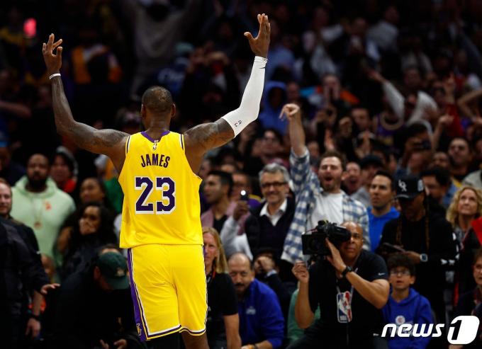 '킹' 르브론 제임스가 3일(한국시간) 열린 덴버 너기츠전에서 NBA 통산 4만 득점을 달성했다. ⓒ AFP=뉴스1