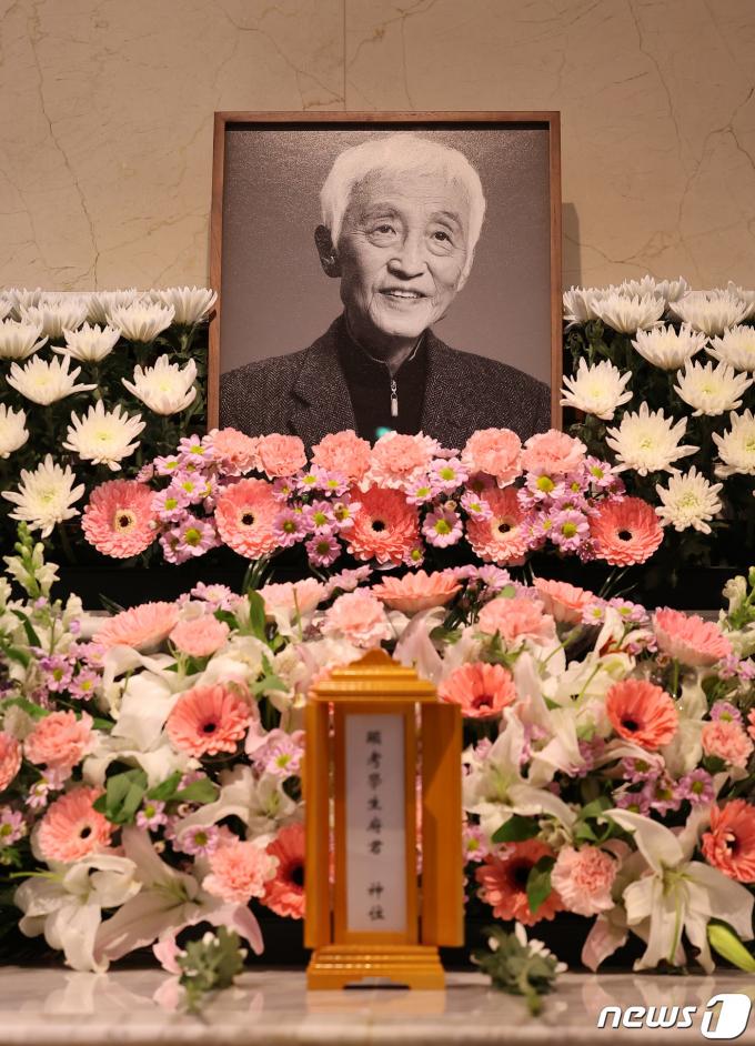 [사진] '영정 속 밝은 고인의 미소'