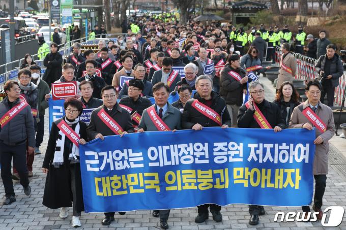 대한의사협회 산하 16개 시·도 의사들이 25일 오후 서울 용산구 의협회관을 출발해 용산 대통령실 앞까지 행진하고 있다. 2024.2.25/뉴스1 ⓒ News1 민경석 기자