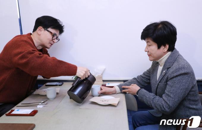 한동훈 국민의힘 비상대책위원장(왼쪽)이 1일 오후 서울 종로구의 한식당에서 더불어민주당을 탈당한 김영주 국회 부의장과 회동하고 있다. (공동취재) 2024.3.1/뉴스1 ⓒ News1 신웅수 기자