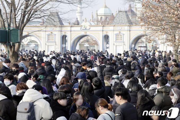 푸바오가 일반 관람객들을 만나는 마지막 날인 3일 오전 경기 용인시 에버랜드에서 관람객들이 '오픈런'을 위해 대기하고 있다. 2024.3.3/뉴스1 ⓒ News1 사진공동취재단