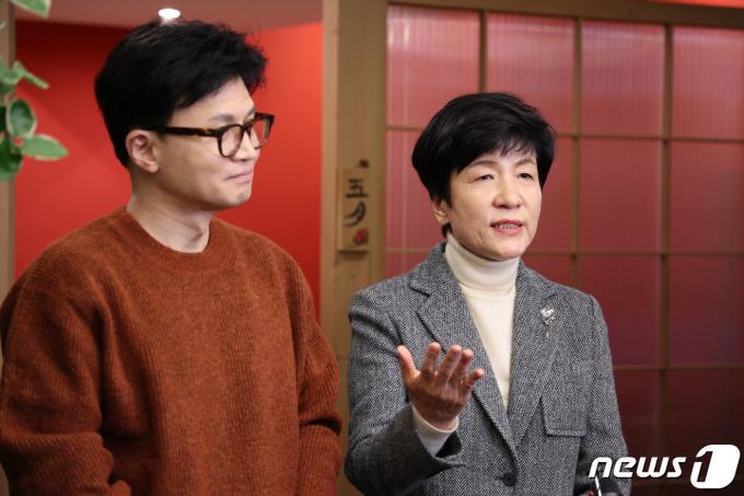 한동훈 국민의힘 비상대책위원장(왼쪽)과 더불어민주당 탈당한 김영주 국회 부의장이 29일 오전 서울 종로구의 한식당에서 회동을 마친 후 취재진의 질의에 답변하고 있다./뉴스1 ⓒ News1 신웅수 기자