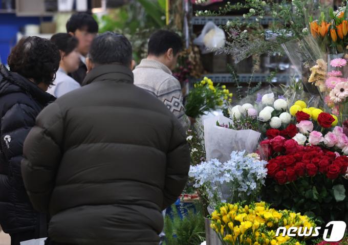 [사진] '봄소식에 꽃시장 찾은 시민들'