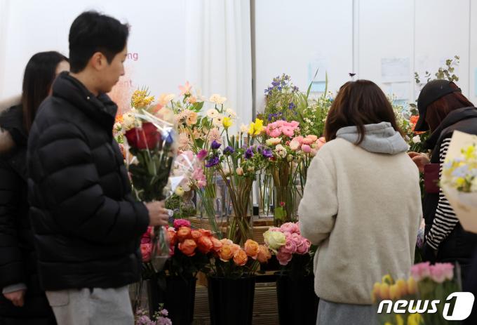 [사진] 양재꽃시장 찾은 시민들