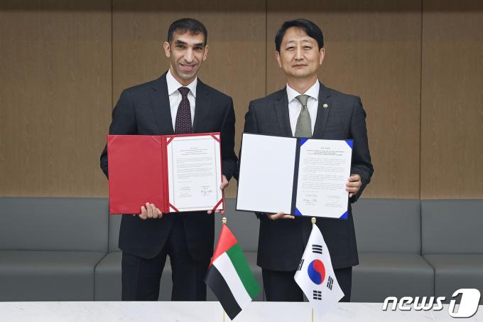안덕근 통상교섭본부장과 타니 빈 아흐메드 알 제유디(Thani bin Ahmed Al Zeyoudi) UAE(아랍에미리트) 경제부 대외무역 특임장관이 지난해 10월 서울 중구 대한상공회의소에서 열린 '한-UAE 포괄적경제동반자협정(CEPA) 협상 타결 서명식'에서 공동 선언문 서명을 마친 뒤 기념촬영을 하고 있다.(산업통상자원부 제공)  ⓒ News1 민경석 기자