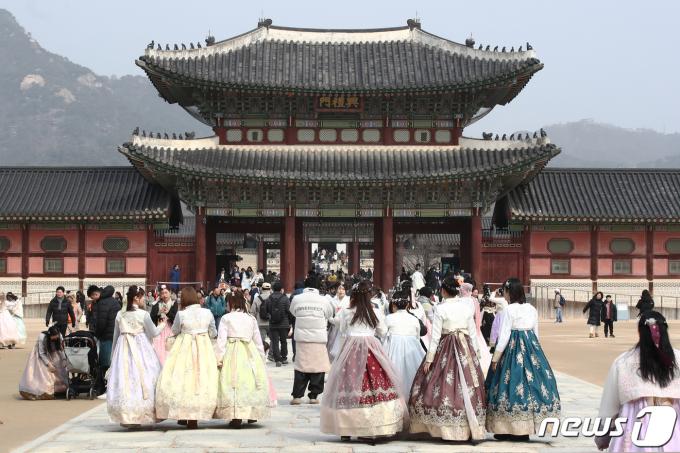 [사진] 꽃샘추위 물러가고 북적이는 경복궁