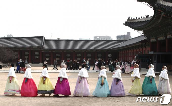 [사진] '평범한 기념촬영은 싫어요'