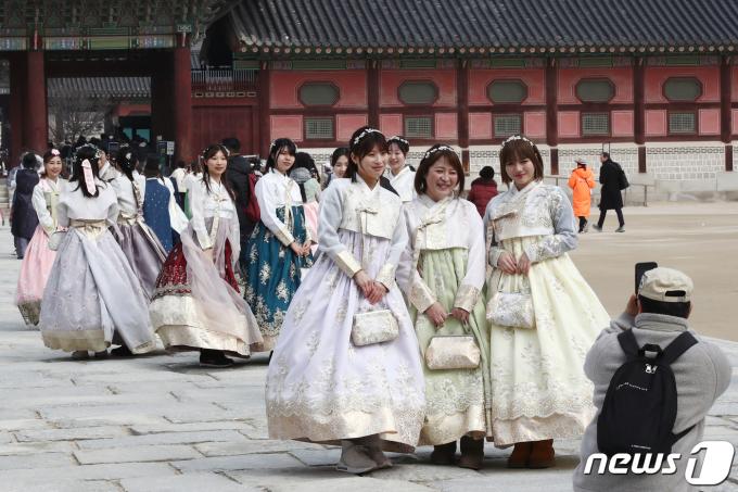 [사진] 한복 곱게 차려입고
