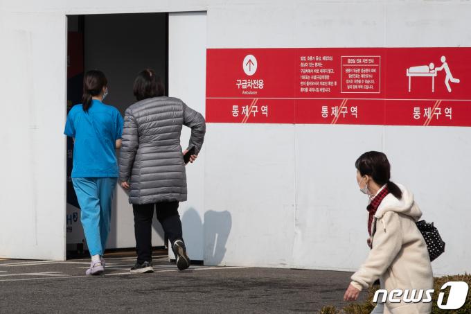 3일 서울 시내 한 대학병원에서 한 의료진과 보호자가 응급실로 들어서고 있다. 대한의사협회 비상대책위원회는 이날 오후 2시부터 여의도공원 옆 여의대로 인근에서 2만 여 명이 모여 '의대정원 증원 및 필수의료패키지 저지를 위한 전국 의사 총궐기대회'를 연다. 2024.3.3/뉴스1 ⓒ News1 유승관 기자