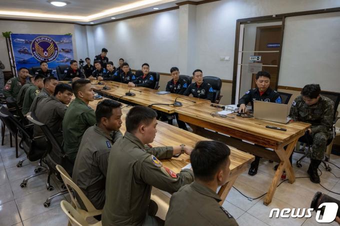 [사진] 우정비행 브리핑하는 한-필리핀 공군