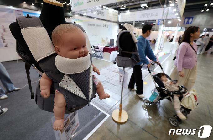 [사진] '허리가 편한 아기띠는?'