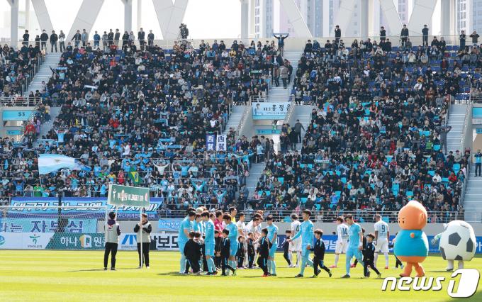 17일 오후 대구 북구 고성동 축구전용구장 DGB대구은행파크에서 열린 ‘하나원큐 K리그1 2019’ 대구FC와 울산 현대의 경기에서 경기장을 가득 메운 축구팬들이 양팀 선수 입장을 환영하고 있다. 2019.3.17/뉴스1 ⓒ News1 공정식 기자