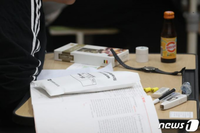 학령인구 감소 여파로 대학들의 신입생 충원난이 심화하고 있다. 2024학년도 대학수학능력시험일인 지난해 11월16일 오전 광주 북구의 한 시험장에서 수험생들이 시험지 배부를 기다리고 있다./사진=뉴스1 