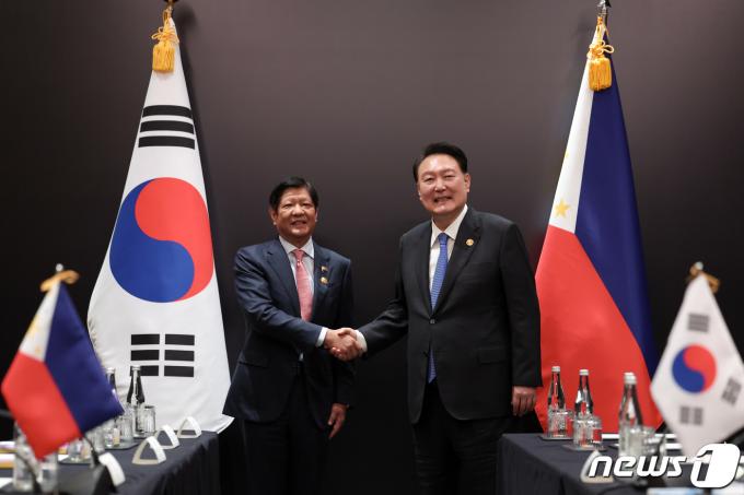 윤석열 대통령이 지난해 9월7일인도네시아 자카르타의 한 호텔에서 열린 한-필리핀 정상회담에서 페르디난드 마르코스 필리핀 대통령과 기념촬 영을 하고 있다. (대통령실 제공)