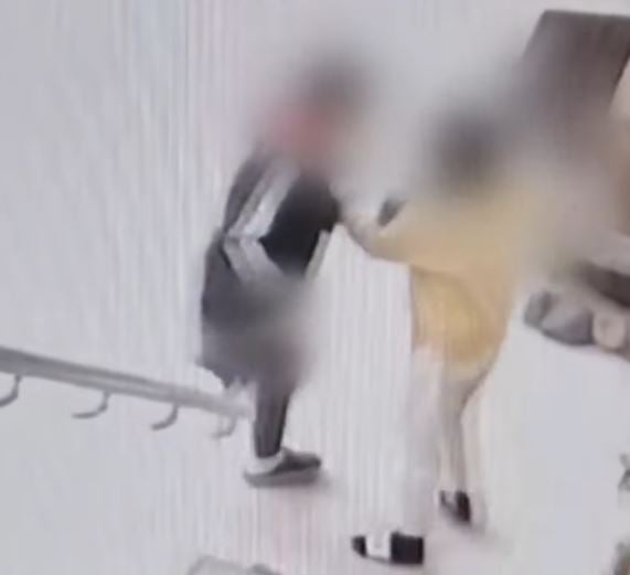 가해자가 직장에 찾아가 전 여자친구를 찌르는 장면. (JTBC 갈무리)