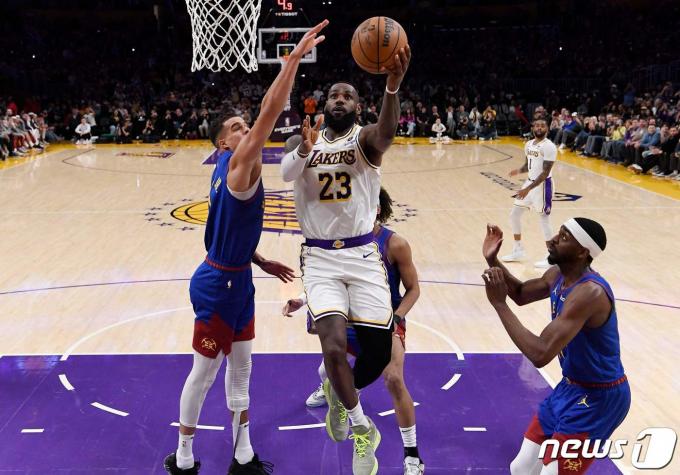 '킹' 르브론 제임스(23번)가 3일(한국시간) 열린 2023-24 NBA 덴버 너기츠전에서 2쿼터 1분21초가 지났을 때 레이업을 성공, 정규리그 통산 4만 득점을 달성했다. ⓒ AFP=뉴스1
