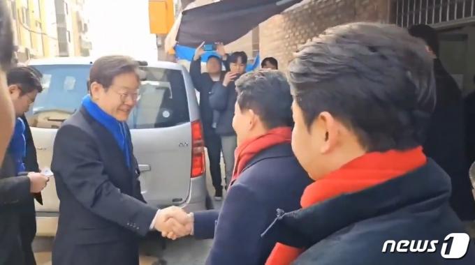 3일 오전 인천 계양구 박촌성당 앞에서 만난 이재명 더불어민주당 대표(왼쪽)와 원희룡 전 국토교통부 장관
