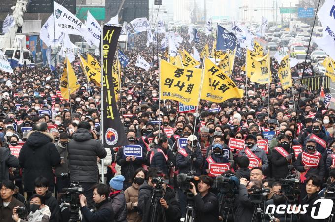[사진] ‘정부 항거 대장정의 시작’ 의사 총궐기