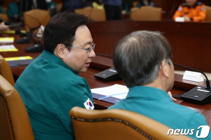 [사진] 의사 집단행동 대응 중대본회의 참석한 복지부장관