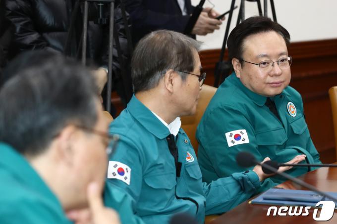 [사진] 대화하는 조규홍·이정식 장관