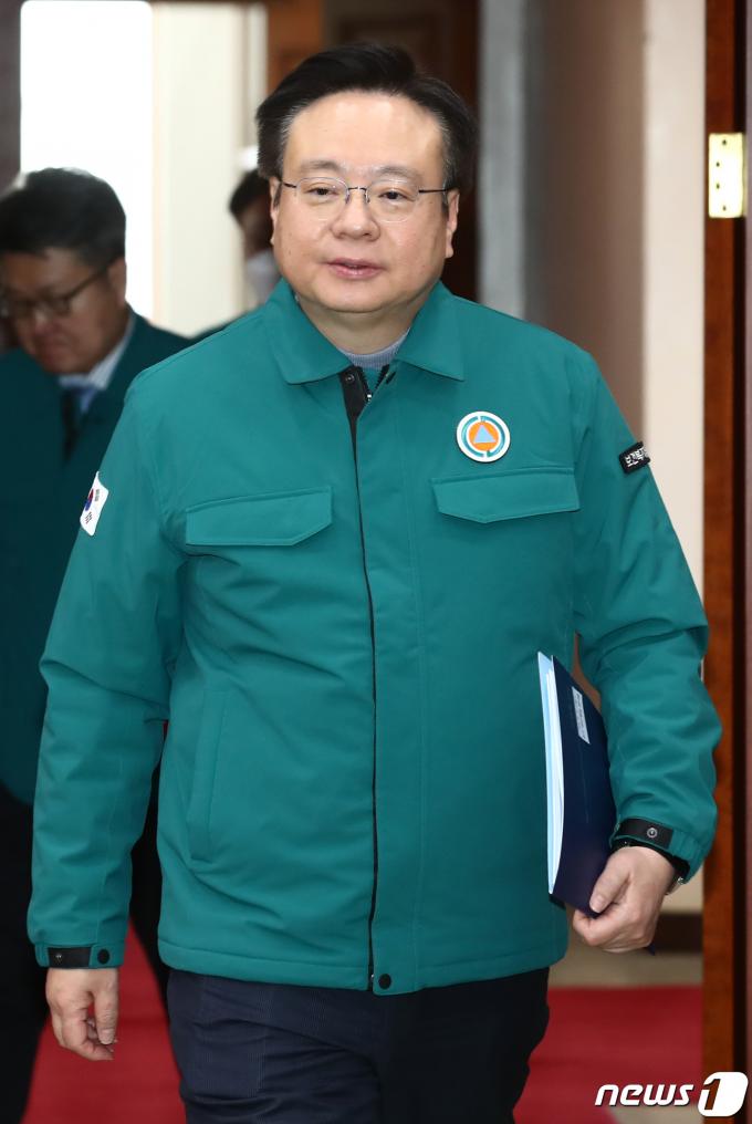 [사진] 중대본회의 참석하는  조규홍 장관