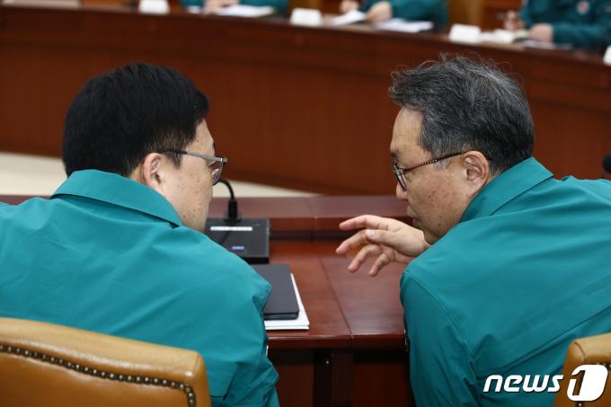 [사진] 대화하는 박민주·김병환 차관