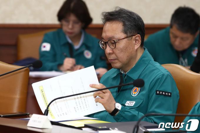 [사진] 의사 집단행동 대응 중대본회의 참석한 박민수 차관