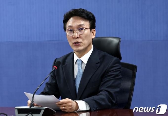 김민석 더불어민주당 총선 상황실장이 25일 오전 서울 여의도 국회의원회관에서 열린 기자간담회에서 발언하고 있다. 2024.2.25/뉴스1 ⓒ News1 구윤성 기자
