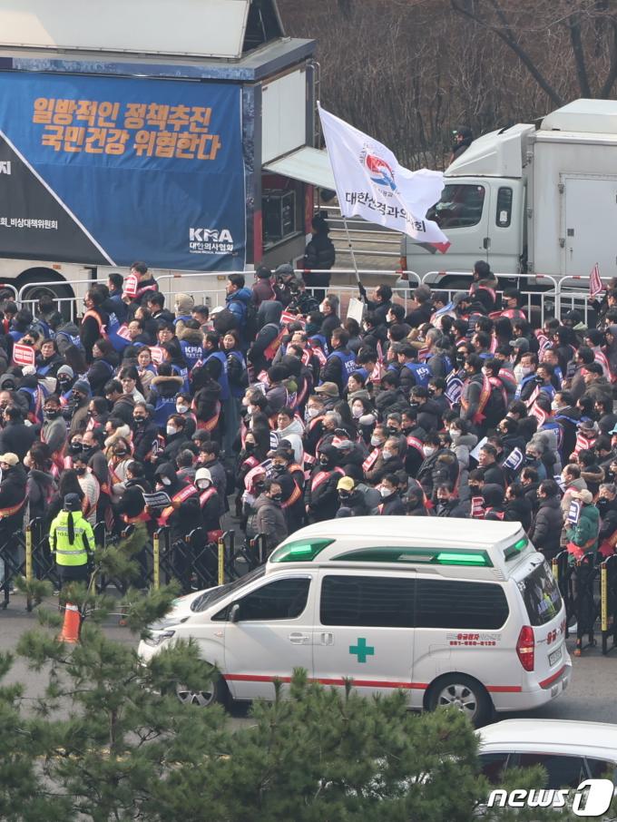 [사진] '정원 확대 반대' 의사들 여의도 총궐기