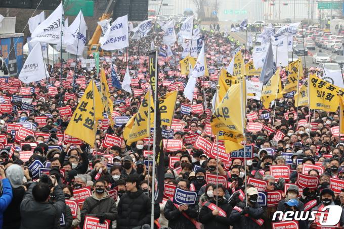 3일 서울 영등포구 여의대로에서 열린 '의대정원 증원 및 필수의료 패키지 저지를 위한 전국 의사 총궐기 대회'에서 참석자들이 손팻말을 들고 있다. 2024.3.3/뉴스1 ⓒ News1 유승관 기자