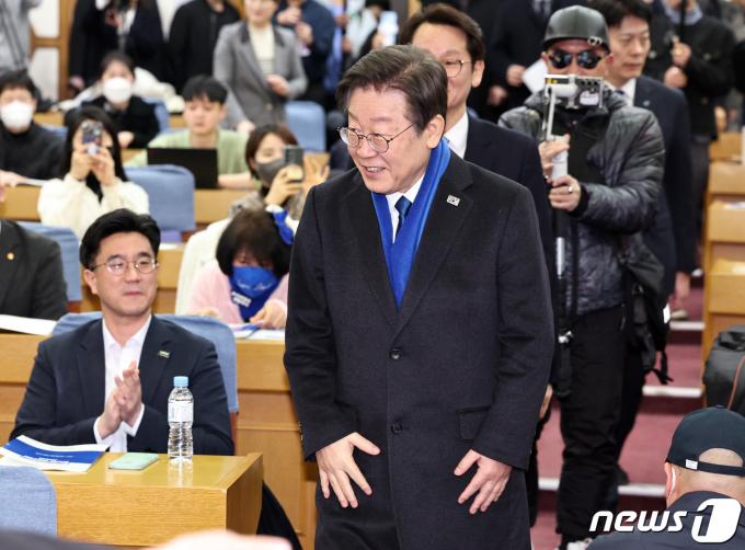 [사진] 민주연합 창당대회 참석하는 이재명 대표