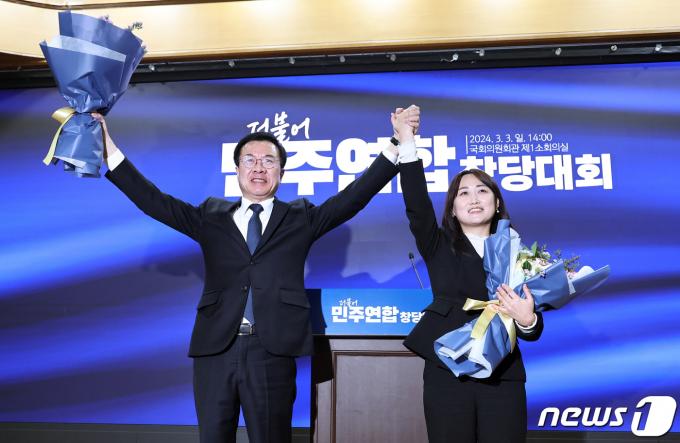[사진] 더불어민주연합 공동대표로 선출된 윤영덕·백승아