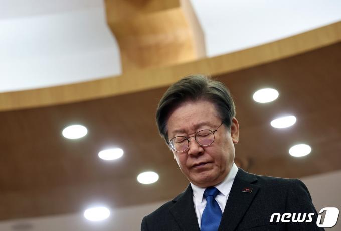 [사진] 묵념하는 이재명 대표