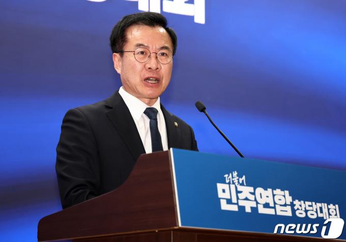 [사진] 수락연설하는 윤영덕 공동대표