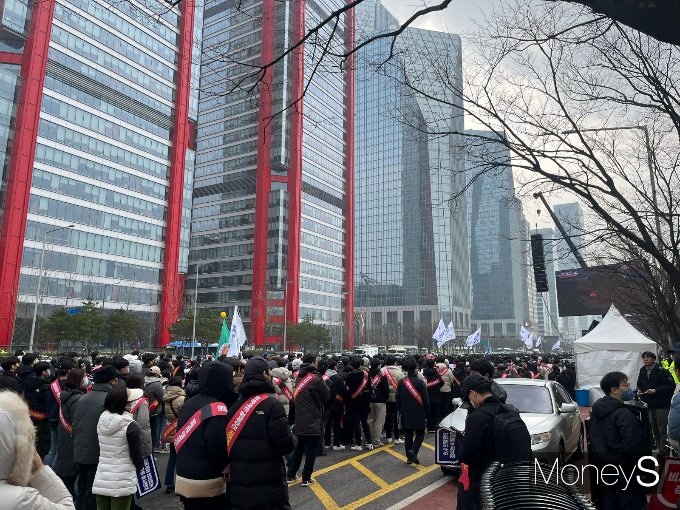 정부의 의대 증원에 반발한 의협 회원들이 3일 서울 여의도에서 열린 '전국의사 총궐기대회'에 집결했다. /사진=박재이 기자