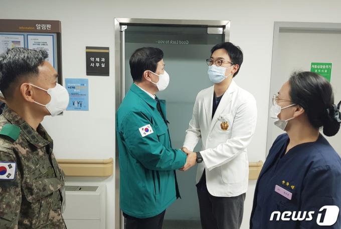 [사진] 김선호 국방차관, 군의관 격려