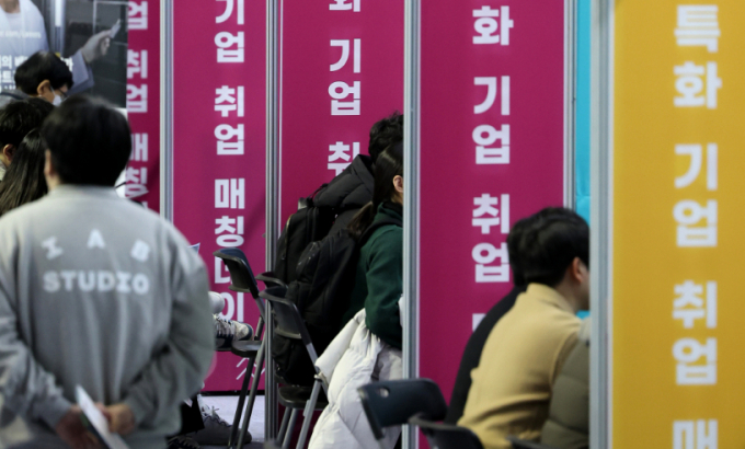 기업들 상당수가 올해 신규 채용 계획이 있는 것으로 나타났다. 지난 1월24일 경북 포항시 남구 포스텍 실내체육관에서 열린 ‘제1회 이차전지 특화 기업 취업 매칭데이’를 찾은 취업준비생들이 기업 채용 담당자들과 상담하고 있다.  /사진=뉴시스