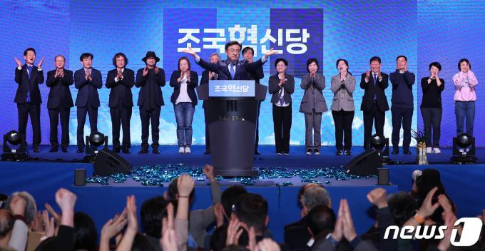 [사진] 창당 선언문 낭독하는 신장식