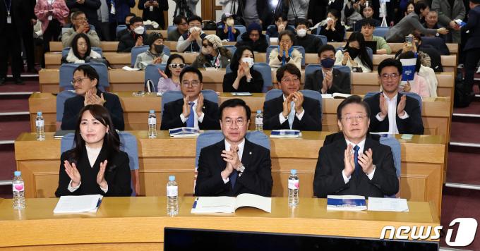 [사진] 이재명 대표, 더불어민주연합 창당대회 참석