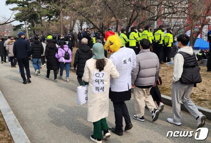 [사진] 전국의사 궐기대회 ‘의새 등장’