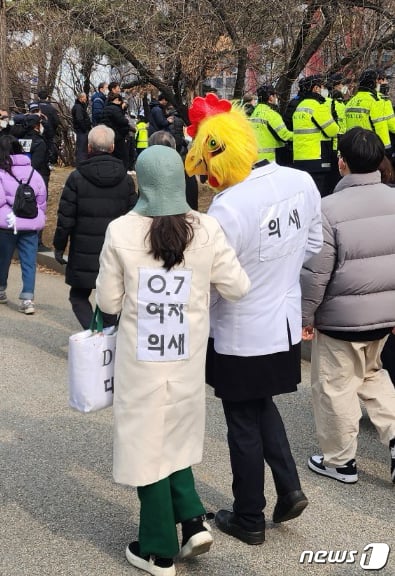 [사진] 전국의사 궐기대회 ‘의새 등장’