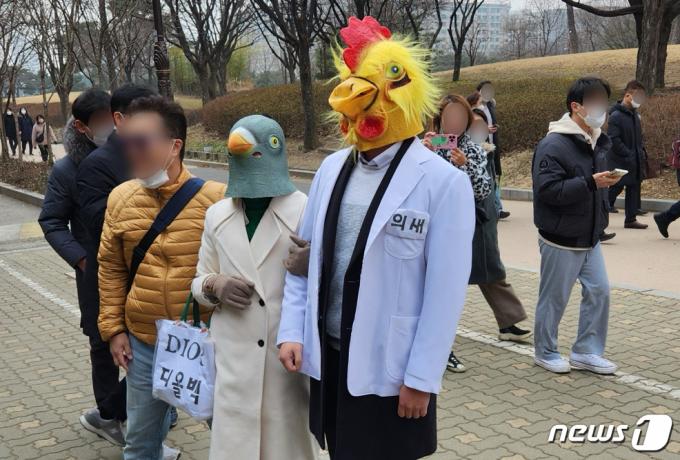 [사진] 전국의사 궐기대회 ‘의새 등장’