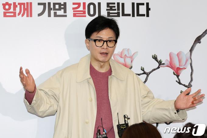 [사진] 당사서 질의응답하는 한동훈